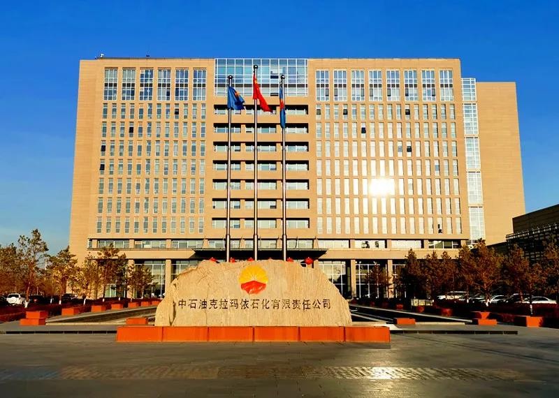 Applicazione del sistema di riscaldamento elettrico Anhui Huanrui per il riscaldamento a traccia e l'isolamento dei serbatoi di stoccaggio di olio vegetale nel giacimento petrolifero di Karamay di PetroChina.