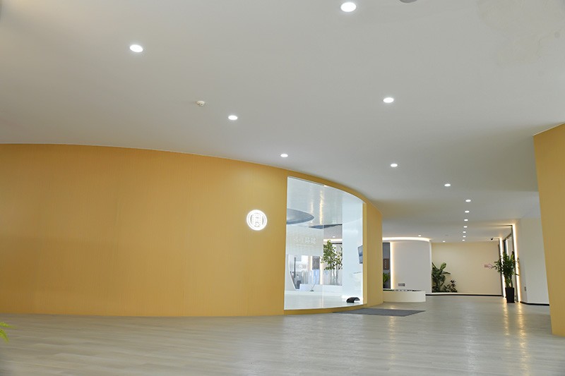 Ispezione e collaudo dei materiali isolanti termici per il riscaldamento elettrico prima dell'installazione.